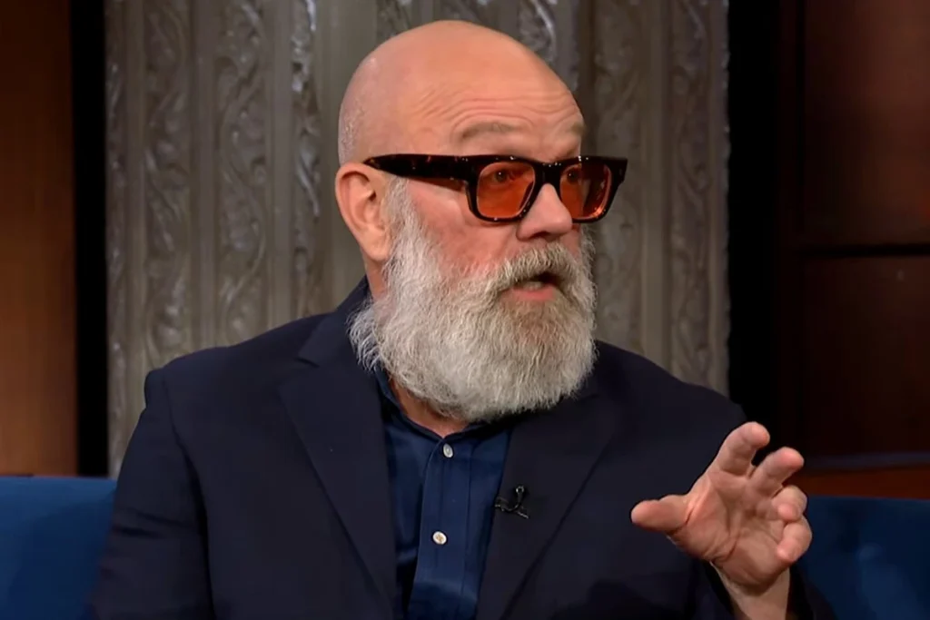 Michael Stipe, cantante de R.E.M., durante una entrevista televisiva