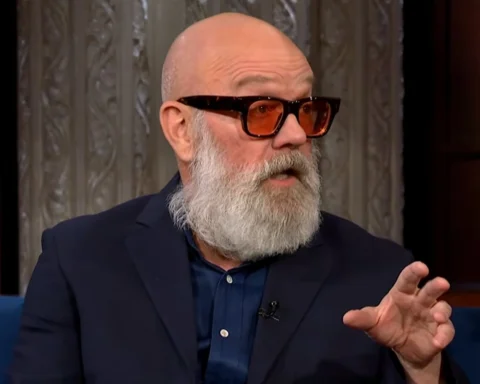 Michael Stipe, cantante de R.E.M., durante una entrevista televisiva