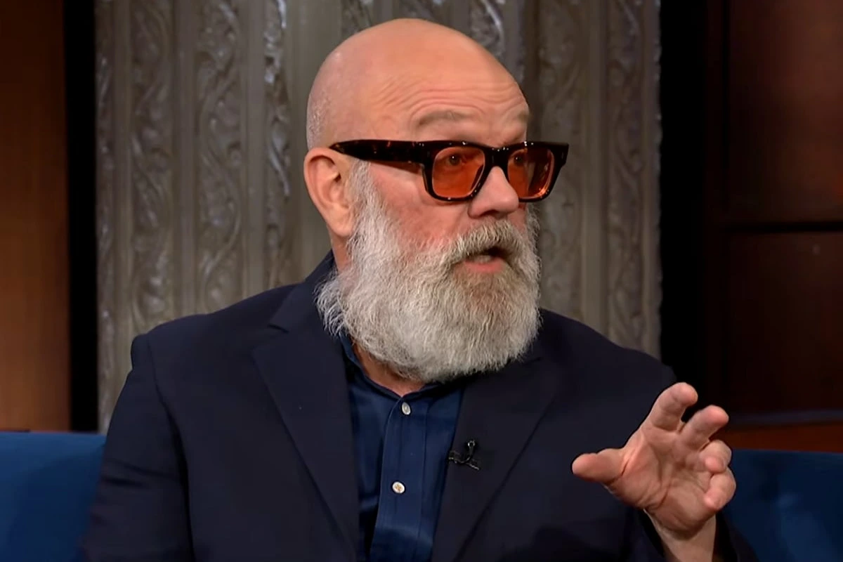 Michael Stipe, cantante de R.E.M., durante una entrevista televisiva