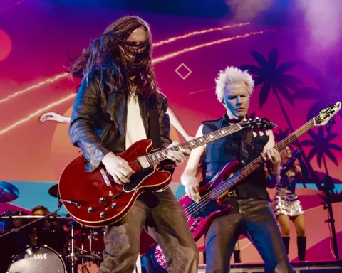 Nick Valensi y John Taylor tocan con Duran Duran en el Accor Arena de París