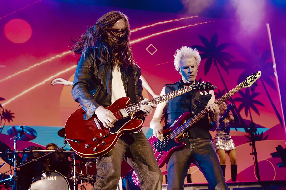 Nick Valensi y John Taylor tocan con Duran Duran en el Accor Arena de París