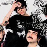 Los integrantes de No Gracias en una sesión de fotos de estudio