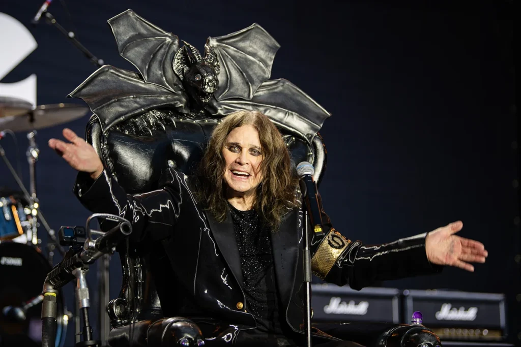 Ozzy Osbourne sentado en su trono durante el concierto Back to the Beginning en Villa Park, Birmingham