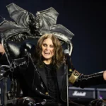 Ozzy Osbourne sentado en su trono durante el concierto Back to the Beginning en Villa Park, Birmingham