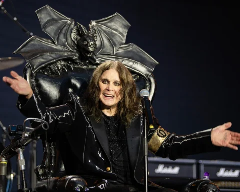 Ozzy Osbourne sentado en su trono durante el concierto Back to the Beginning en Villa Park, Birmingham