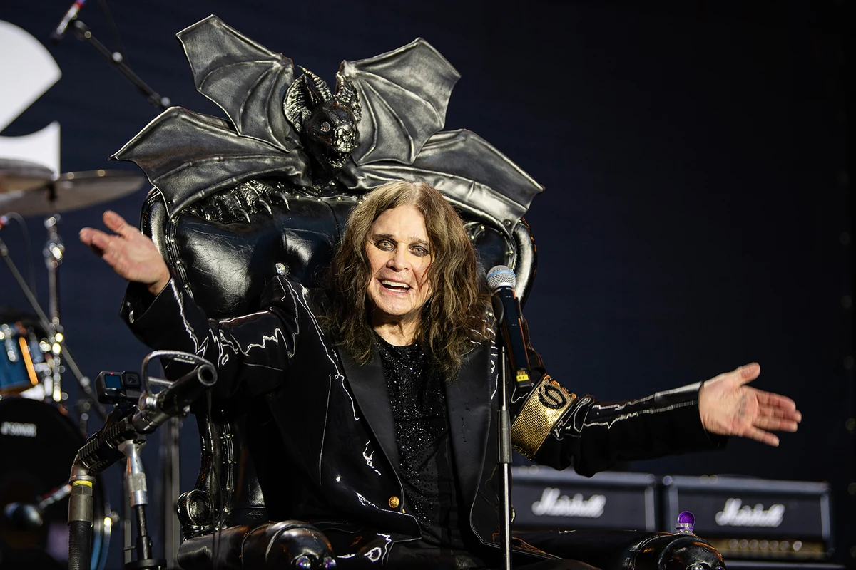 Ozzy Osbourne sentado en su trono durante el concierto Back to the Beginning en Villa Park, Birmingham