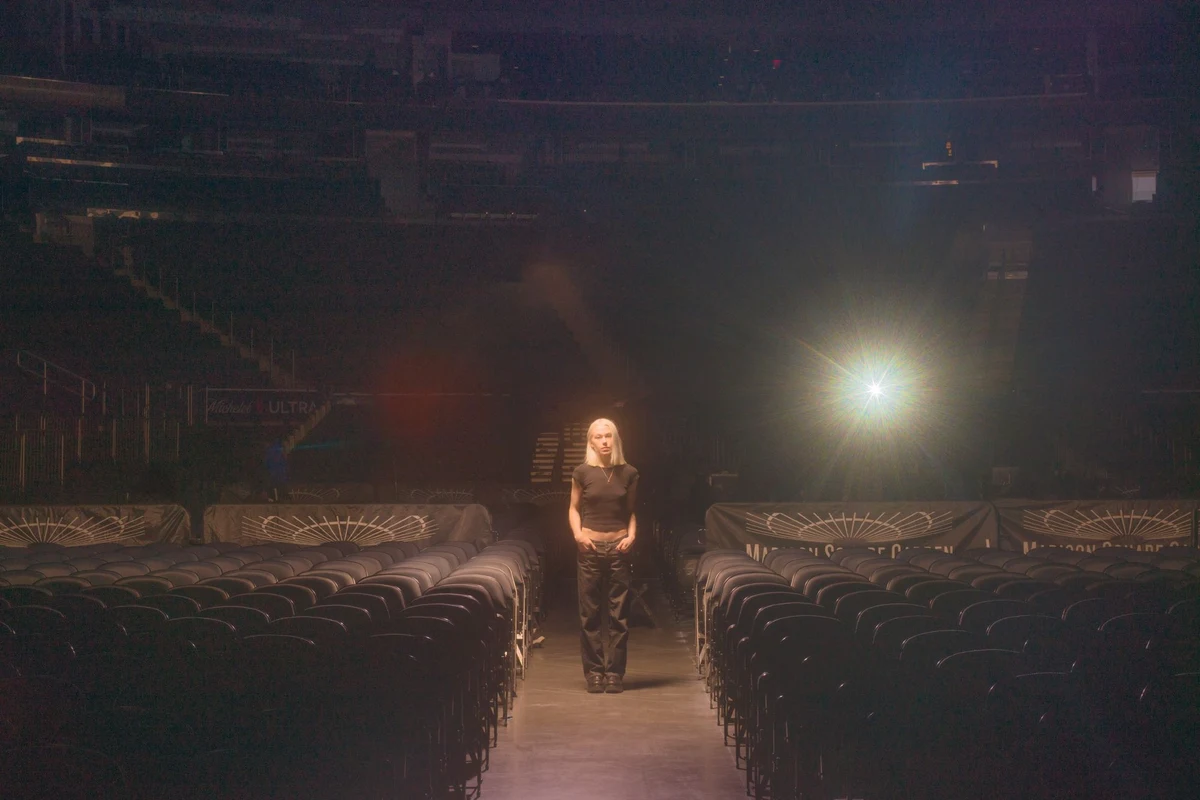 Phoebe Bridgers de pie en el Madison Square Garden vacío