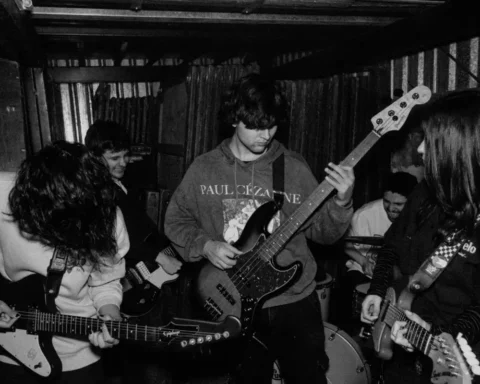 RosaViolento tocando en un bar