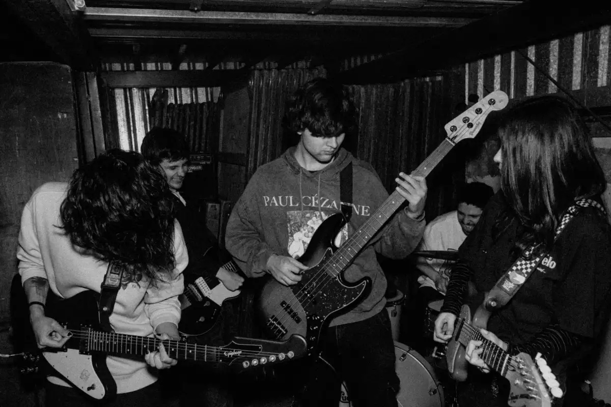 RosaViolento tocando en un bar