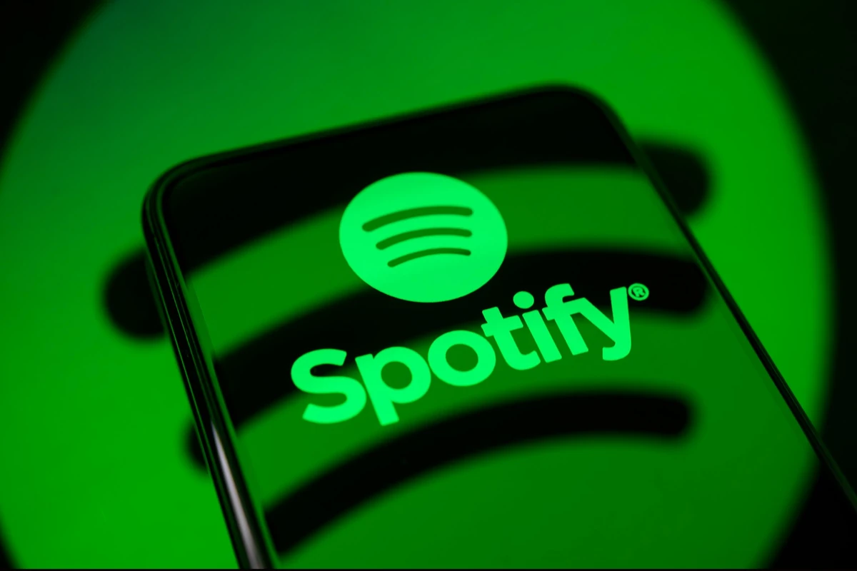 Logotipo de Spotify en la pantalla de un teléfono