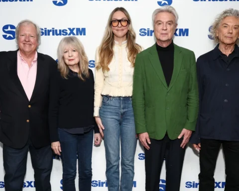 Talking Heads y Este Haim durante la charla de lanzamiento de Talking Heads Radio en SiriusXM