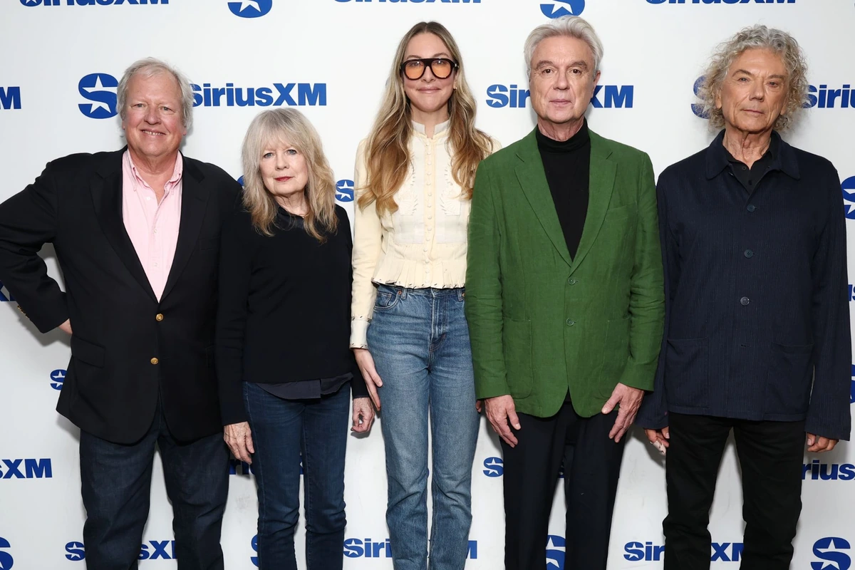 Talking Heads y Este Haim durante la charla de lanzamiento de Talking Heads Radio en SiriusXM