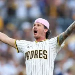 Tom DeLonge, de blink-182, en un juego de los San Diego Padres en el Petco Park