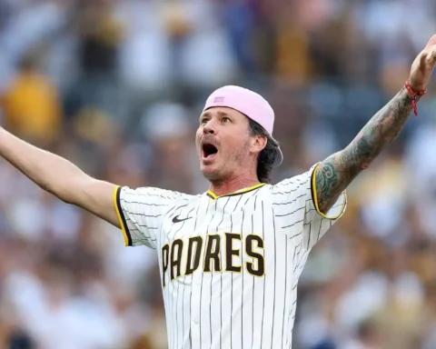 Tom DeLonge, de blink-182, en un juego de los San Diego Padres en el Petco Park