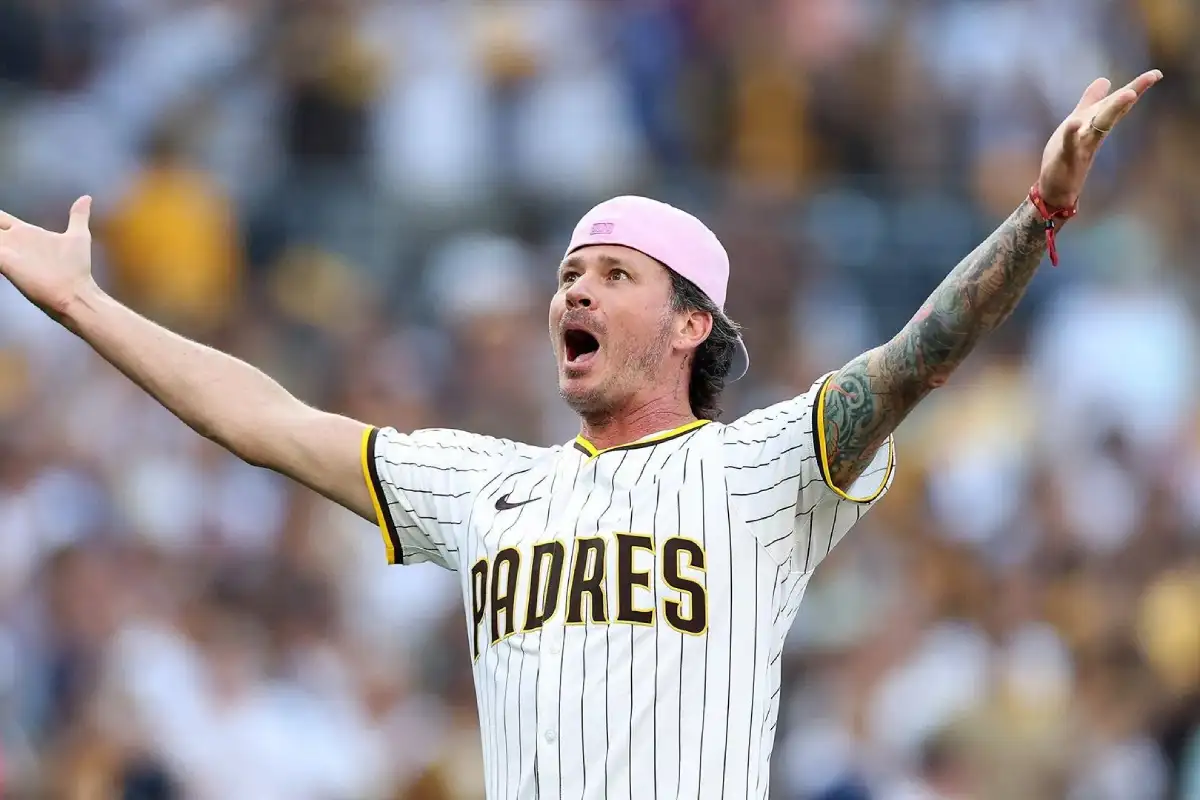 Tom DeLonge, de blink-182, en un juego de los San Diego Padres en el Petco Park