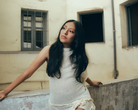 Valeria Aragón posando con vestido blanco