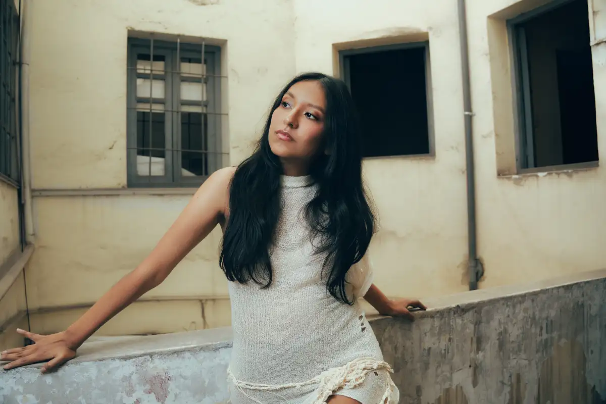 Valeria Aragón posando con vestido blanco